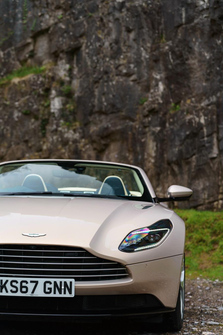 Детали экстерьера Aston Martin DB11 V8 Volante 2018 года  (UK) (фото 9 из 40)